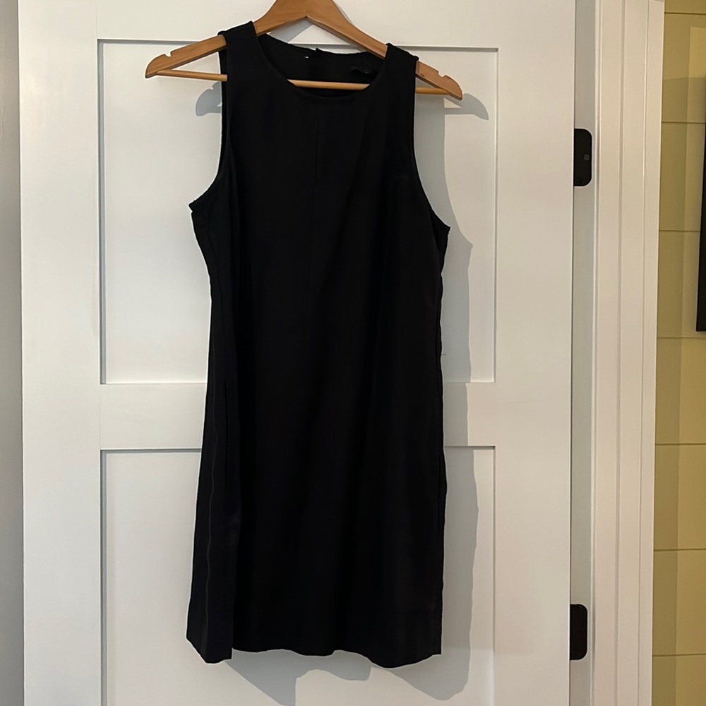100% linen dress with pockets!!!! Cute buttons on back.